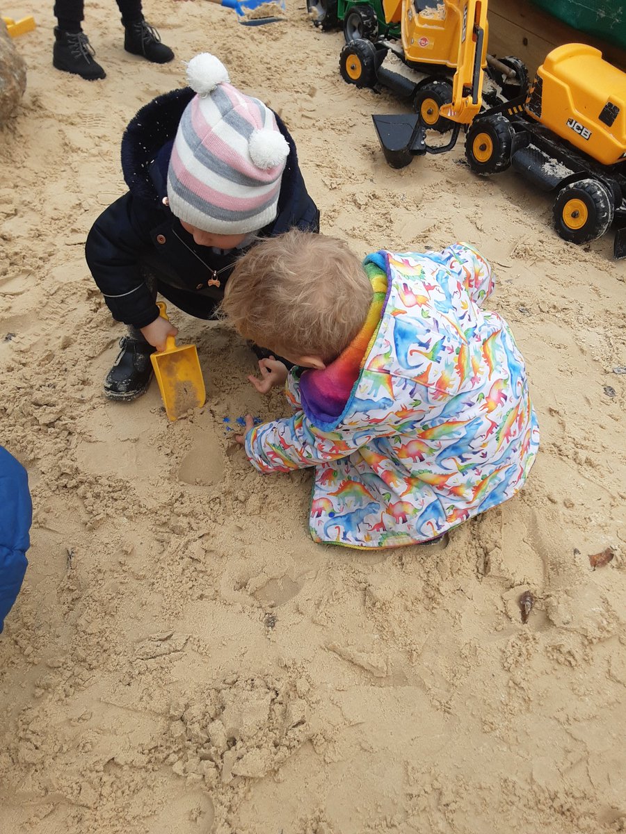 gcpfs1's tweet image. Fun writing in the sand with sticks and digging to find the sea life moulds. @PrimaryGreat #gcpphysicaldevelopment #gcpliteracy