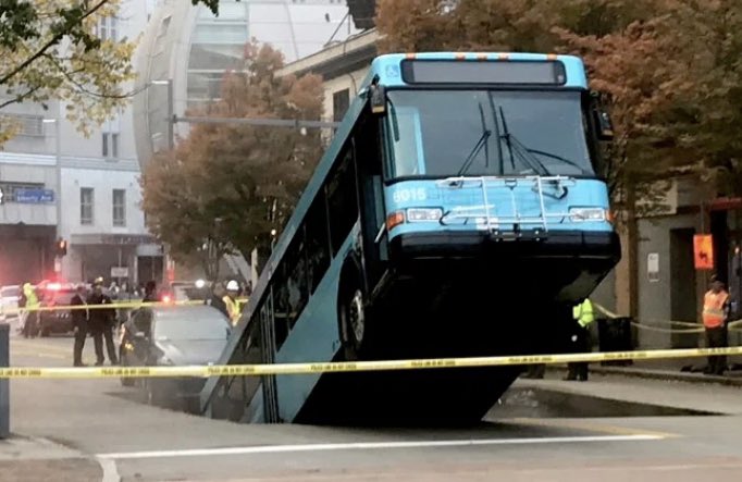 For one magical moment this morning, the sinkhole bus poked it’s head out of the sinkhole and saw it’s shadow, thus predicting six more weeks of winter #GroundHogDay2022