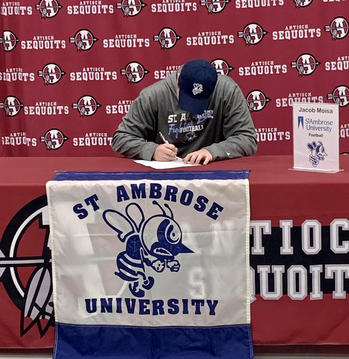 MoisaJacob's tweet photo. Thankful for the opportunity to further my education and playing career at St. Ambrose University!! Looking forward to my next 4 years and being part of the SAU Fighting Bee Football family #Swarm22 @FillippSAU @MMcKay_SAU @FightingBeesFB @stambrose https://t.co/ZMV3lR5YN0