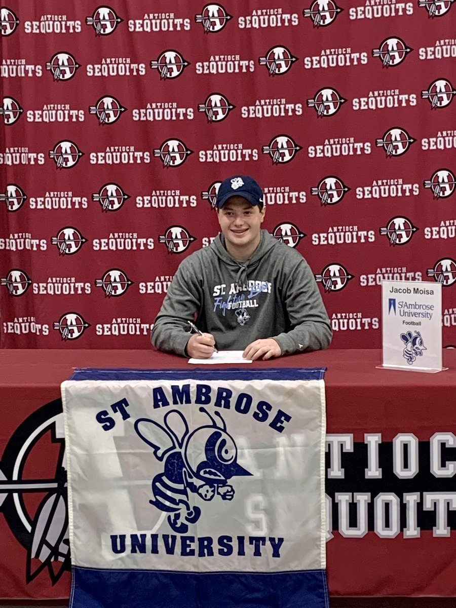 MoisaJacob's tweet photo. Thankful for the opportunity to further my education and playing career at St. Ambrose University!! Looking forward to my next 4 years and being part of the SAU Fighting Bee Football family #Swarm22 @FillippSAU @MMcKay_SAU @FightingBeesFB @stambrose https://t.co/ZMV3lR5YN0