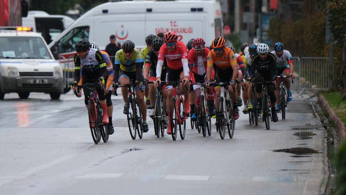 Alanya'mızda düzenlenen 1. Etap Hasan Terzi Puanlı Yol Yarışları'nın son gününde 586 yarışmacı arasından dereceye giren sporcularımıza madalyalarını takdim ettik.