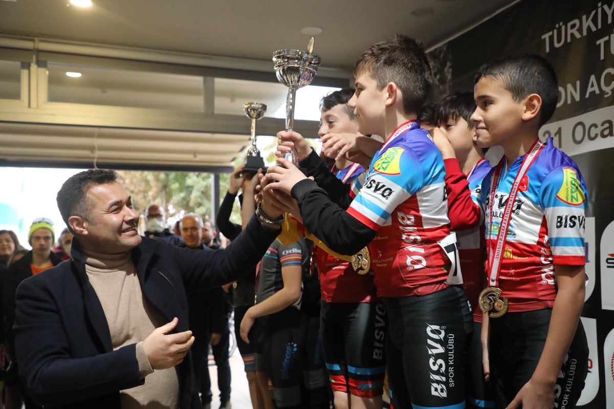 Türkiye Bisiklet Federasyonu tarafından Alanya’nın ev sahipliği ile 3 gün boyunca gerçekleştirilen Türkiye Şampiyonası 1. Etap Hasan Terzi Bisiklet Puanlı Yol Yarışı Öğretmen Evi önünde sona erdi.

Ayrıntılar: bit.ly/3olGZtM