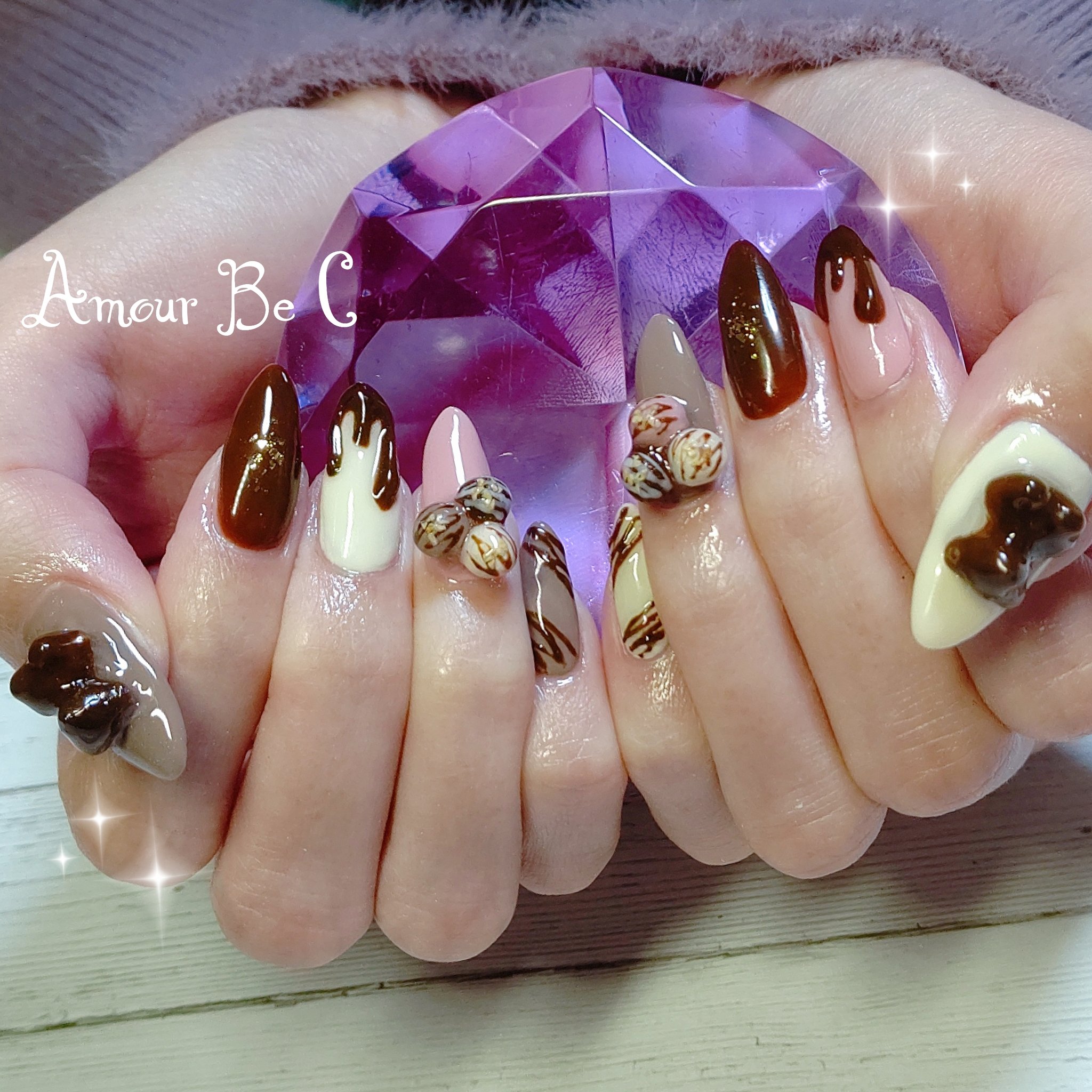 木屋町ネイルサロンamourbec 他店オフ無料 ｏ様 チョコネイル くまパーツにチョコカラー塗布して本物のくま型 チョコみたいでめちゃ可愛かったです ｏ様ありがとうございました 立体垂れたチョコアート1本350えん 金箔1本150えん 他店もオフ無料