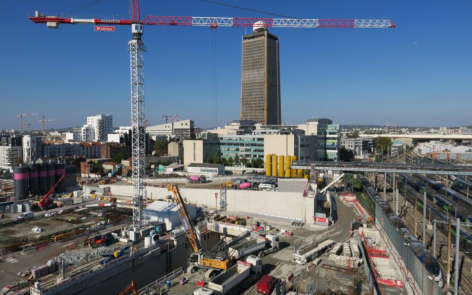 GroupeBouygues's tweet photo. [#Emploi 💪] 

Entre le #GrandParisExpress et les #JO, le secteur du #BTP recrute activement. Maçon, peintre, électricien, plombier, menuisier, technicien, chef de chantier ou conducteur de #travaux font parti des talents les + recherchés.

 ▶️https://t.co/ns92Eq5usB @le_Parisien https://t.co/fFiYAo7ZW7