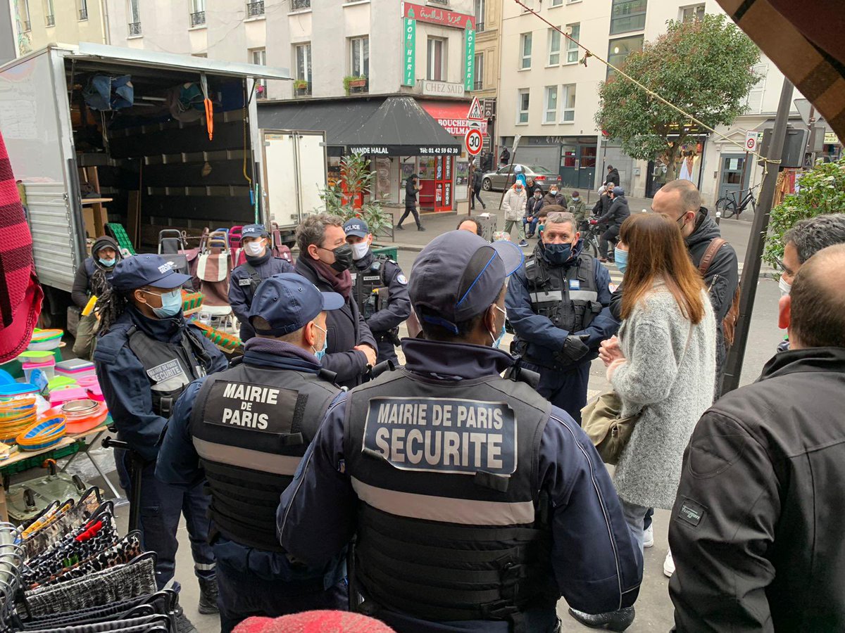 EricLejoindre's tweet photo. Aux côtés de la Police municipale et de la Police nationale sur le marché de la Goutte d'Or où se tenait une opération conjointe des deux entités. Merci aux agents pleinement mobilisés à #Paris18 pour lutter contre la vente la sauvette et sécuriser les lieux tels que les marchés. https://t.co/aOxRBC2t3H
