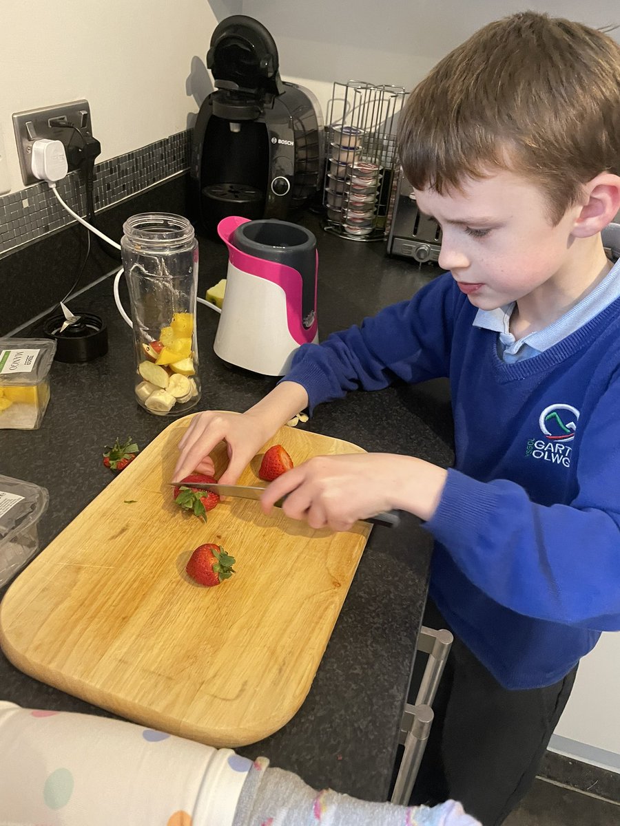 Chardapoo's tweet photo. @GarthOlwg_Isaf smoothie making was a big hit! 👍🏻#healthyfebruary https://t.co/lK2ajyGmk8