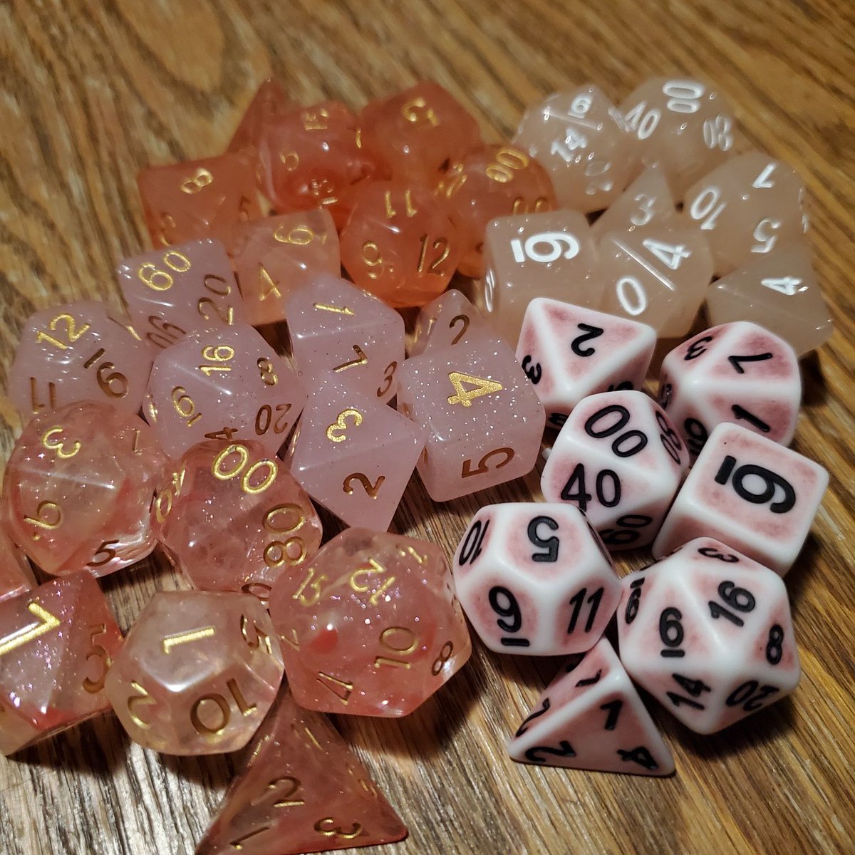 A pile of pretty pink polyhedral to brighten up your Wednesday. 

Shop our pink #rpg #dice palette 🎲 ow.ly/wEjv50HHImI