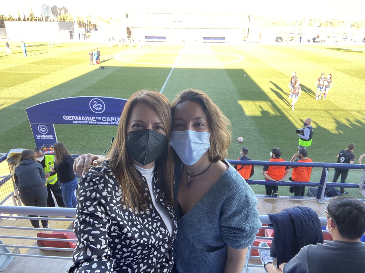PuriNaya's tweet photo. Para el @LUDfemenino @FCBfemeni hoy me he traído refuerzos teikers 🥰💚

@AlbaLlido @Teika_es 
#JueganEllasGanamosTodos https://t.co/xy6GxcJ71C