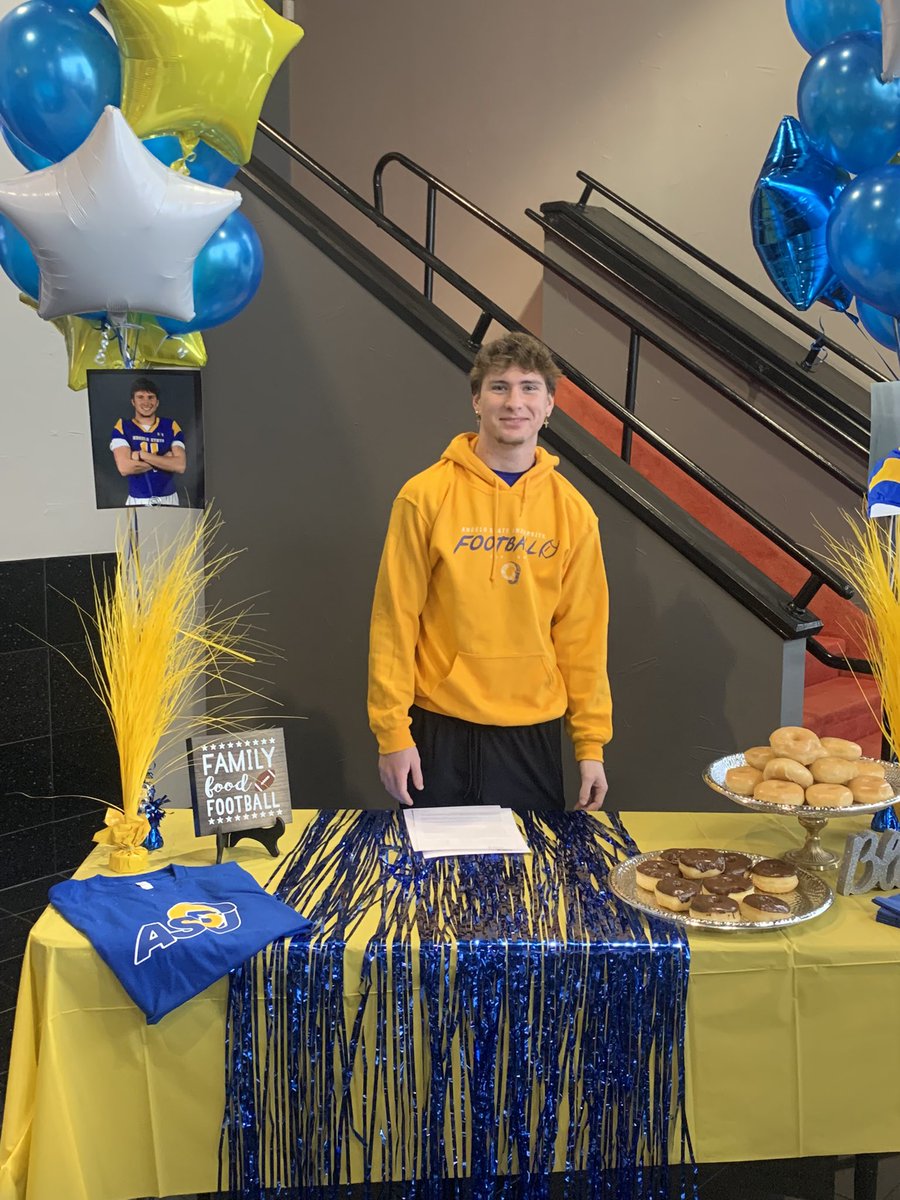 BHS_FBrecruits's tweet photo. .@JordanMays32 @baltazar_evan @lukepetersonn4 are some of he BHS athletes that signed this morning! Congrats to these guys and good luck on your future endeavors! https://t.co/A5MeyvhdKe