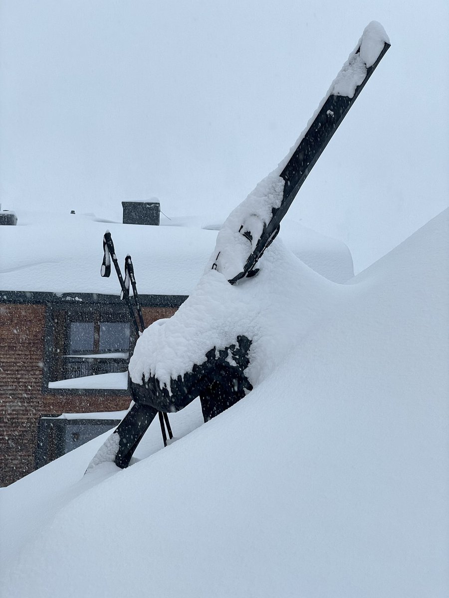 InsideAlps's tweet photo. Same place exactly 24 h later! As expected. The «Nordstau» delivered +100 cm in the Arlberg region. Btw, in the back you can see Arlberg Lodges, one of our recommended places. https://t.co/20iMFp69Yu https://t.co/E8FQwjbH72