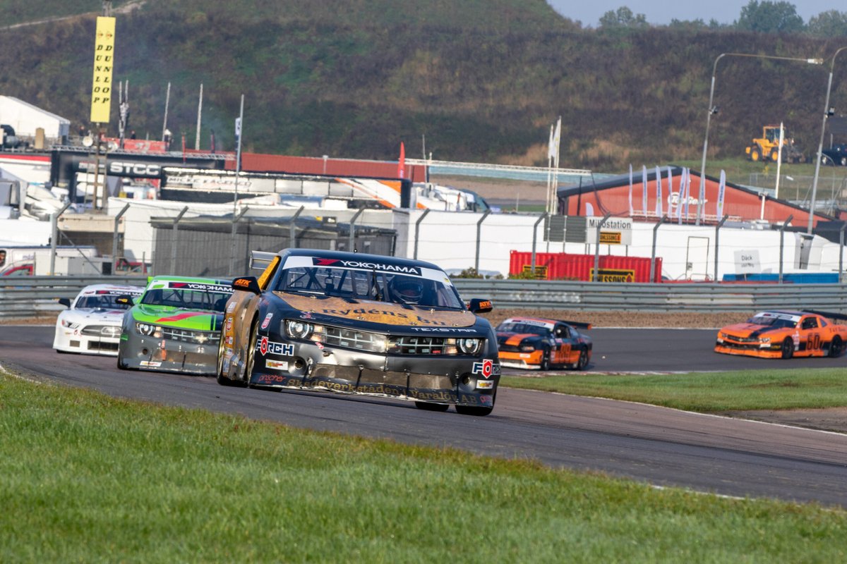 V8ThunderCars's tweet photo. Äntligen är V8 Thunder Cars-kalendern för 2022 klar. Till de fyra tidigare presenterade tävlingarna kan nu Ring Knutstorp läggas till. V8 Thunder Cars avslutade fjolårets säsong med en höjdarfinal på Ring Knutstorp och den 22-23 juli i år är det dags

https://t.co/xgZzxDIf1O https://t.co/QTw7k1Ql99