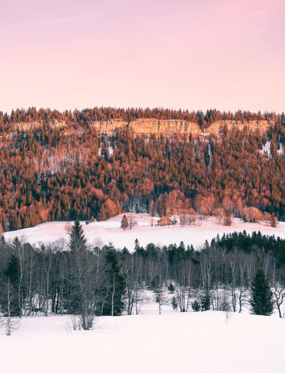 globeblogueurs's tweet photo. Parc Naturel Régional du Haut Jura - en hiver
Vous le voyez le chalet au bas de la falaise profitant des derniers rayons du soleil ? Tentant après une session de raquettes ou ski nordique à Chapelle-des-Bois
#destinationparcs #valeursparc #PNR https://t.co/ucWH2hgsm6