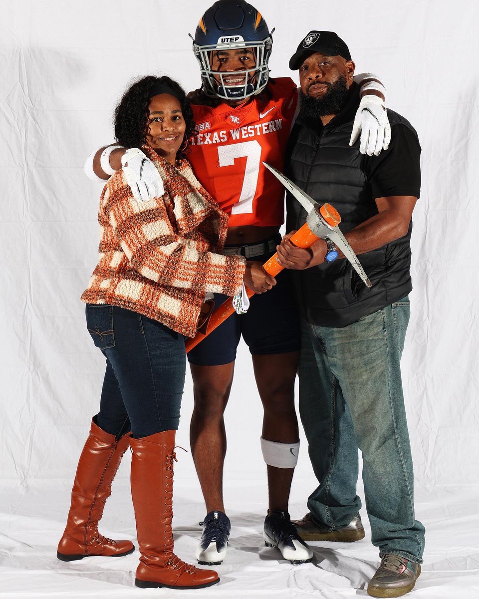 DAngeloBellamy's tweet photo. Signed on a dotted line📝 #Commited
@UTEPFB Proud to be a Miner ⛏ https://t.co/mVXjokM9A0