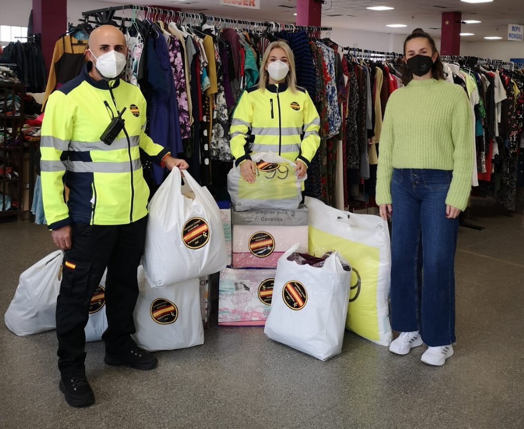 Con la llegada del frío, las necesidades cambian. Entregamos una compra de ropa de cama y de abrigo en el Recinto Ferial del <a href="/AytoElPaso/">Ayuntamiento de El Paso</a>  para los afectados.
#operacióncumbrevieja #lapalmanoseolvida