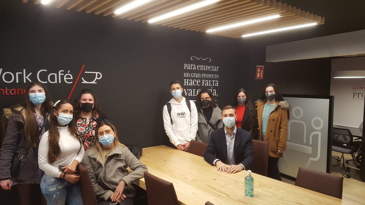 MasterMktUC's tweet photo. La formación pasó de las aulas @unican al nuevo espacio que el @bancosantander ha dispuesto en nuestra ciudad para #clientes y #emprendedores: WORK CAFÉ SANTANDER.

Gracias al profesor Luis Vellido y a Alfonso Lavín, director del Work Café Santander, por haberlo hecho posible 🎓 https://t.co/PVtautam8Q