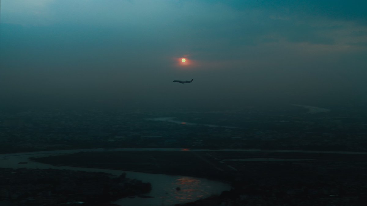 trungbaotr's tweet photo. warmth in the loneliest shades of blue https://t.co/7Usj07w9im