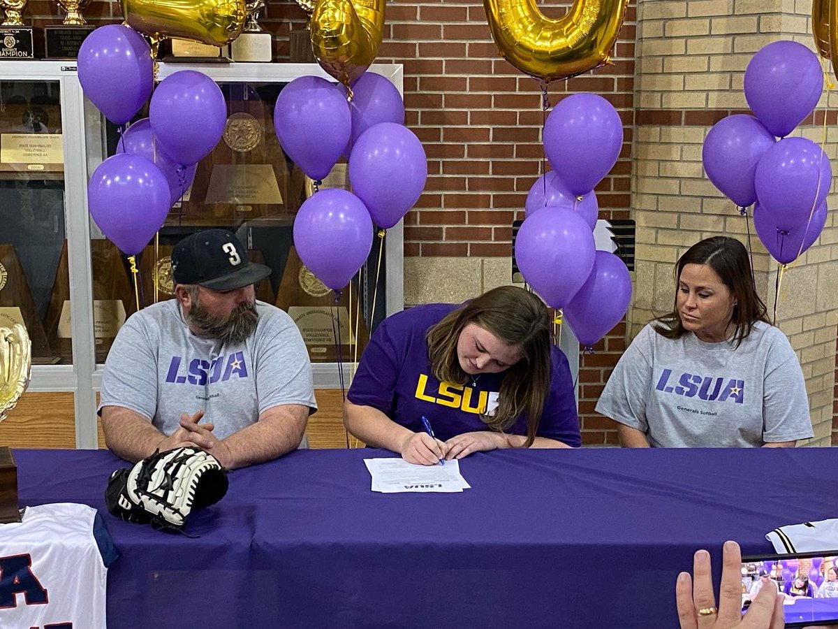 Congrats to <a href="/BushlandHS/">Bushland High School</a> softball star 🥎 Jillian Howell (<a href="/jillian_b_h/">Jillian H.</a>)  on signing to play for @LSUASoftball.