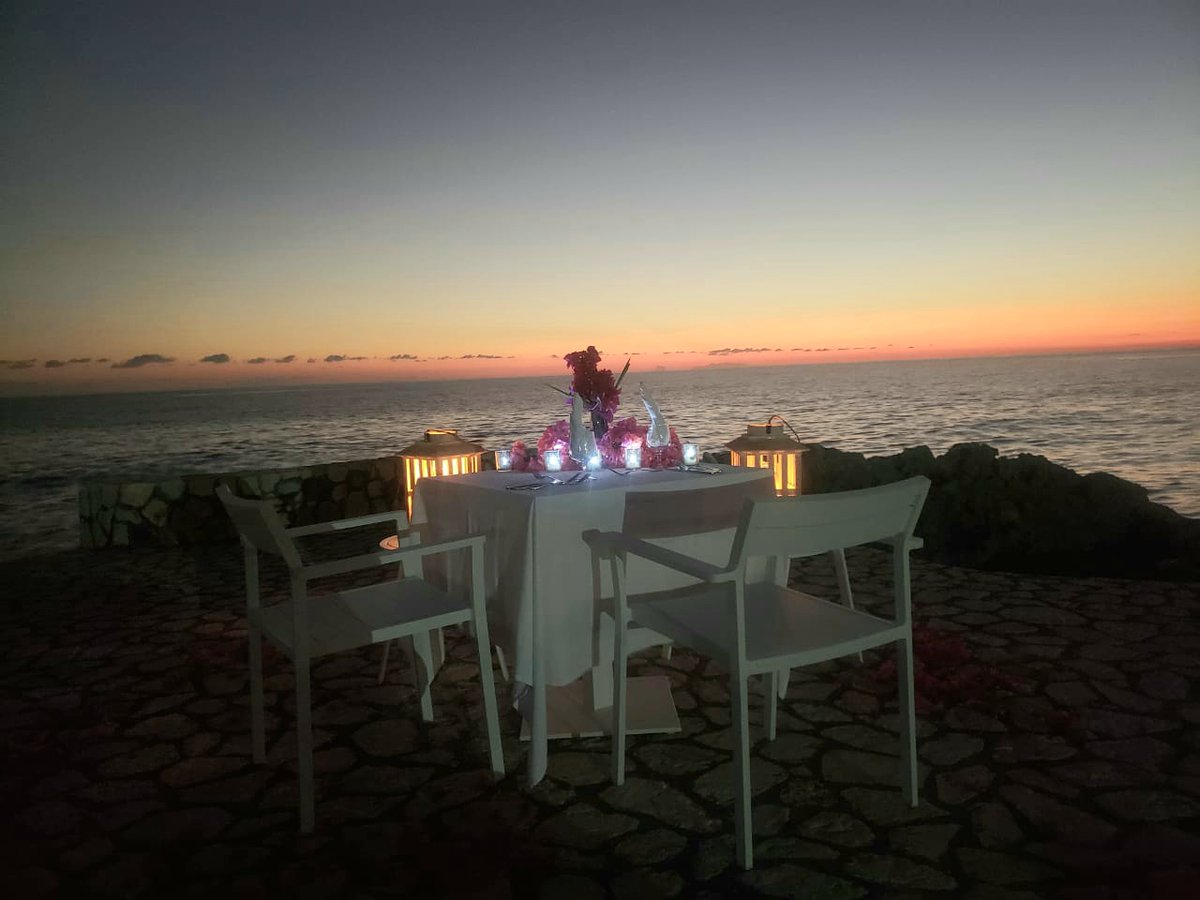 AwhileIdle's tweet image. This could be the start of a very special night 😜Reserve now to secure your spot, Idle Awhile Cliffs. #candlelight #dinner #IdleAwhile #Cliff #Negril