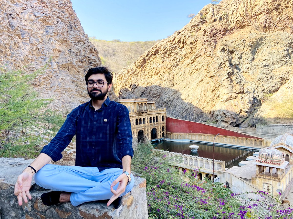vishnuvishnoi5's tweet photo. खुद से मिलते रहने की जुस्तजू है मुझमें
कोशिश भी खूब करता हूं
रोज नए किस्सों से रूबरू हो
अनुभव की चादर ओढ़े फिरता हूं
कैसे मिलूं खुद से मैं
लम्हों में बदला हुआ महसूस करता हूं
मैं, मैं ही हूं फिर भी
खुद से मिलने की जुस्तजू रखता हूं।
#FindingLuck https://t.co/NLyGEnE6u7