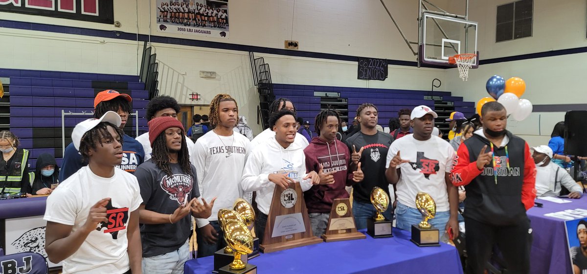 Congrats to the Class of '22 signees and a special congrats to my guys <a href="/PhazzonW/">Phazzon.wash ⭐️</a> and <a href="/kaleb_Brown1/">Kaleb Brown</a> !! 
Can't wait to see y'all tear it up at UTSA and McMurry