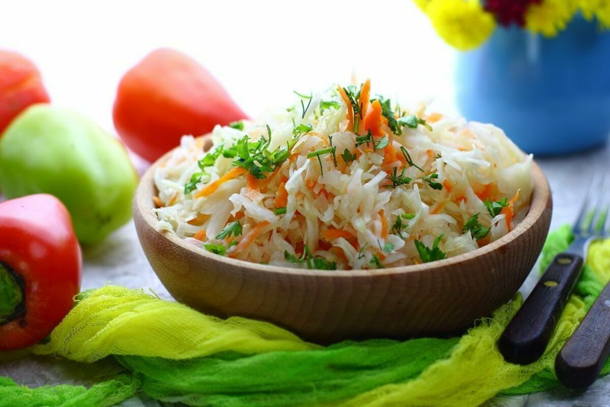 квашенная капуста в тарелке. капуста квашеная. самая лучшая квашеная капуста. кованая капуста.