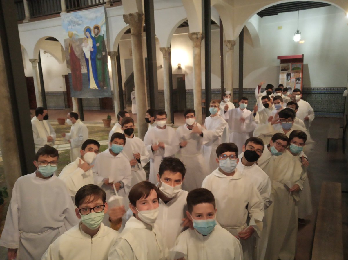 Celebración de la #Presentación del Señor y Procesión de las #Candelas del Seminario Mayor y Menor de Toledo presidida por primera vez  por el Obispo Auxiliar D. Francisco César Magán #ConMaríaYComoMaría  #Felicidades <a href="/seminariotoledo/">Seminario Mayor Toledo</a> @Creando_FARP <a href="/architoledo/">Archidiócesis de Toledo</a> <a href="/Obispofcerro/">✙ Francisco Cerro Chaves</a>