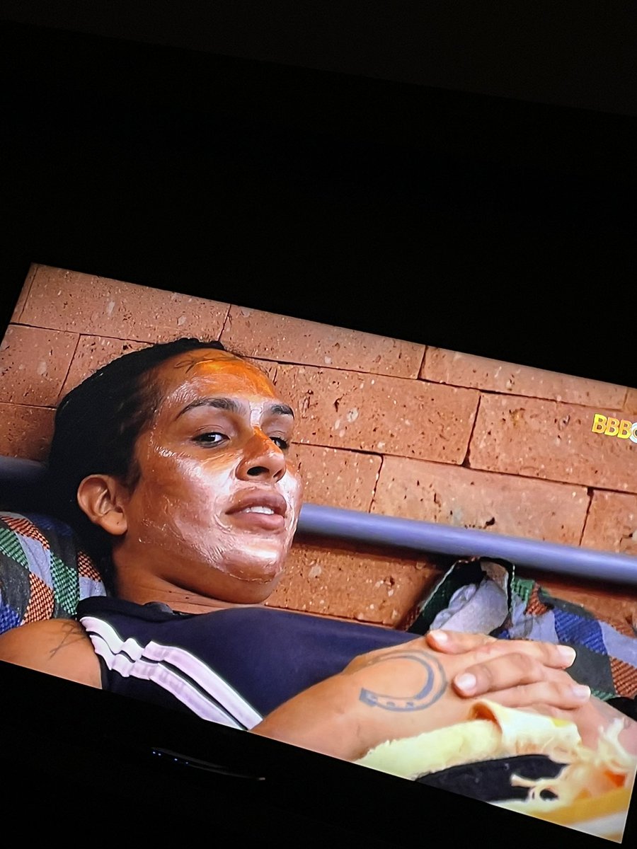 thaisbme's tweet photo. Orgulho da mamai aqui! As gatas num jogo de pura pressão mas o skincare tá em dia mores :* https://t.co/REVL6scPSN