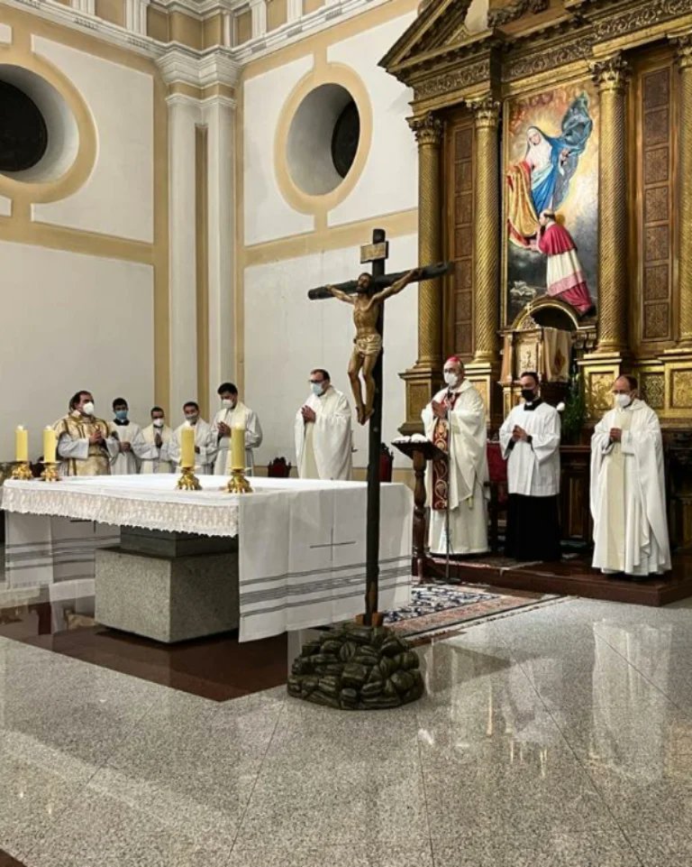 Hoy hemos celebrado el día de la Presentación de Jesús en el templo, el día de la Candelaria. Nos ha presidido d. Fco. César, el obispo auxiliar, que además ha querido que fuese hoy su primera Misa en el Seminario en el día de su cumpleaños.