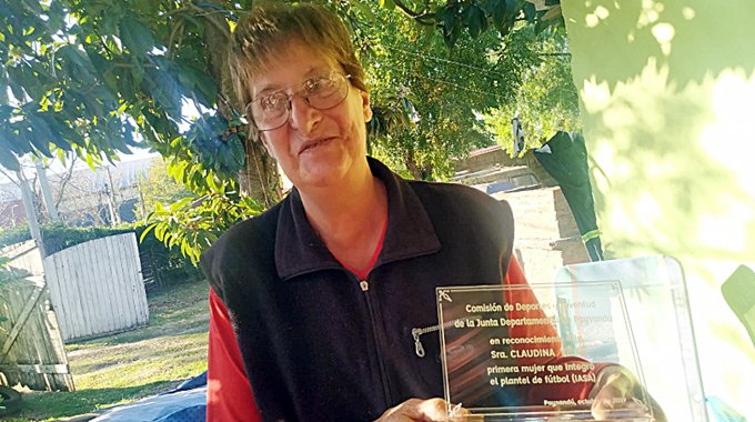 miguelo_mk's tweet photo. Ella es Claudina Vidal, la primera mujer de la historia en jugar para un equipo de hombres. Nació en Paysandú y a principios dela década del 70 integró el plantel de la Institución Atlética Sud América, de su ciudad.

📷El Telégrafo https://t.co/ZcgEheGFCm