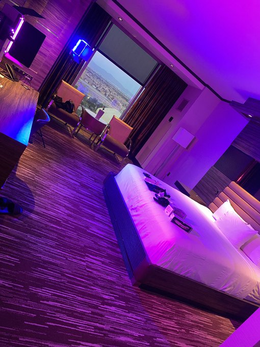 1 pic. the set up // the picture https://t.co/CUtkqMbr6l https://t.co/NjaF8uEUFL<a href="/tag/mvsales"class="tags"><span>#mvsales</span></a>