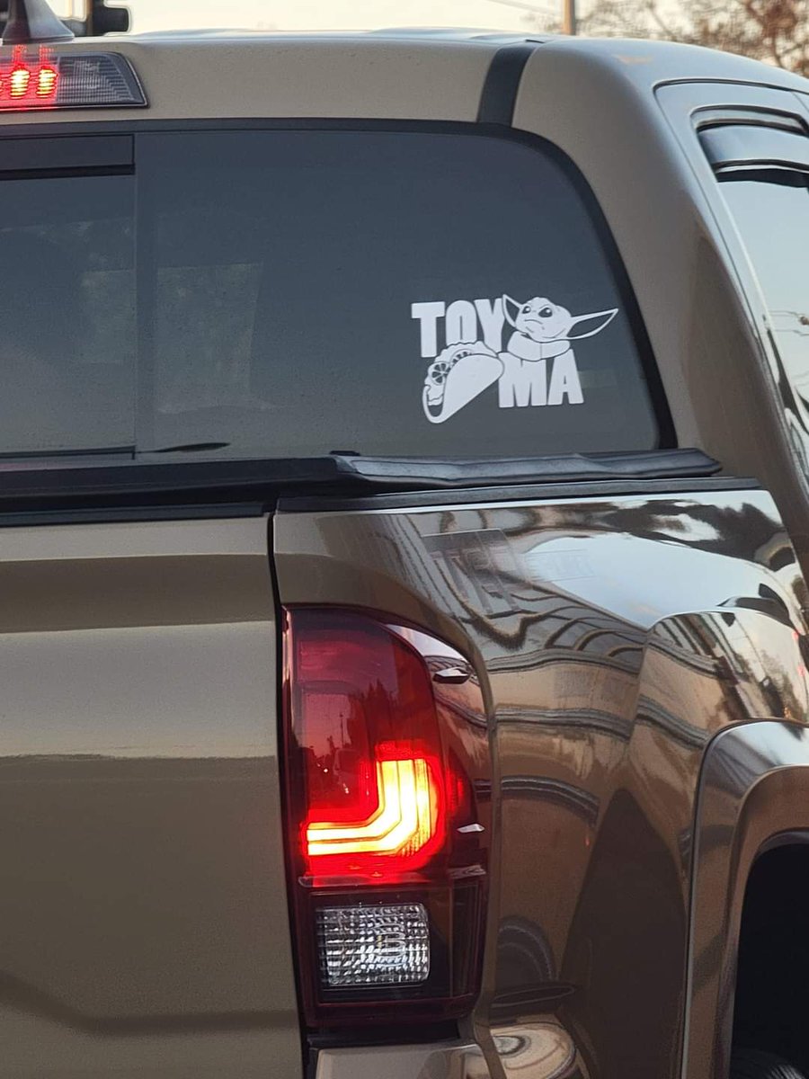 Adegreeorbetter's tweet image. Pop quiz class......QUICK, QUICK, QUICK......#whatdoesitsay  on the back of his window 🤔🤔