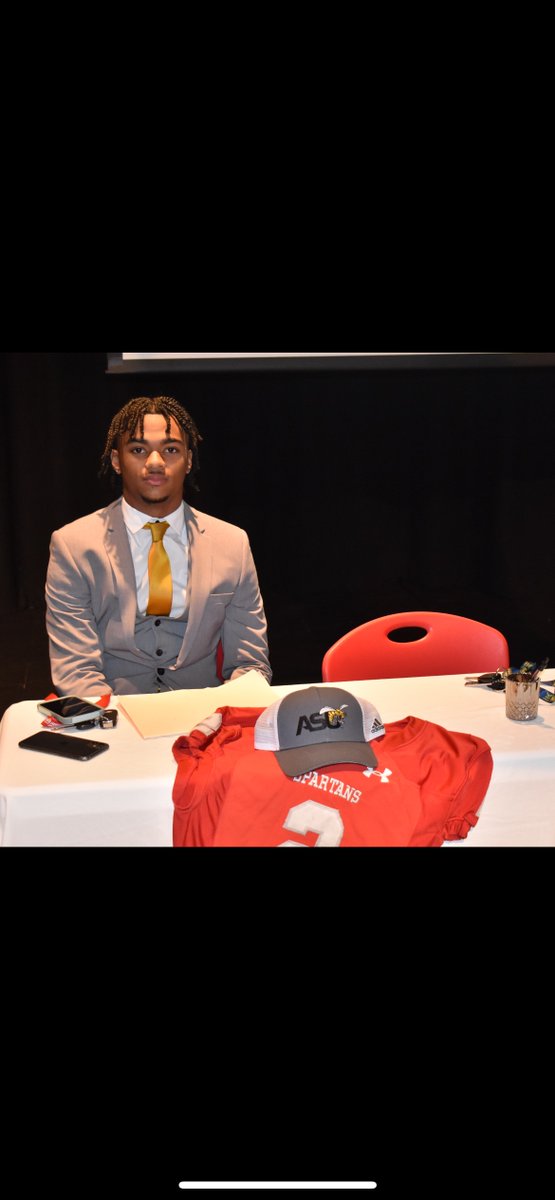 robersonju04's tweet photo. Blessed! ✍️🏾🖤💛@erob50 @CoachCDGib @PORTCITYPROSPEC #SWARMAS1 #REP251 https://t.co/yhEh67bL15