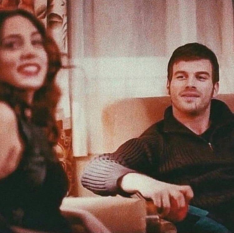 "Ben sen olmadan seni sevdim. Çünkü ben seni buraya (kalbime) kilitledim. Buraya (boğazıma) düğümledim.  Seni içime hapsettim. Ömür boyu müebbet.."
#Kuzeygüney

İyi geceler 🖤