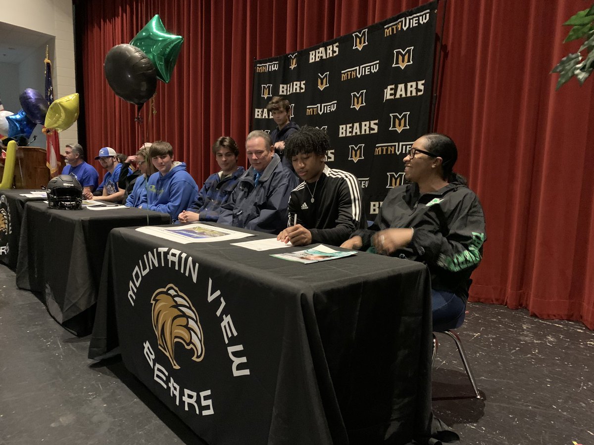 MVFootballBears's tweet photo. It’s official!
Signing Day ‘22  
Great day to be a Bear! 🐻 
@RichardHuth8 signs with @LWCFootball 
@Danieloleary52 signs with @MarsHill_FB
@seanreese2022 signs with @HerdFB

#Beardown https://t.co/ZPC28exTPz