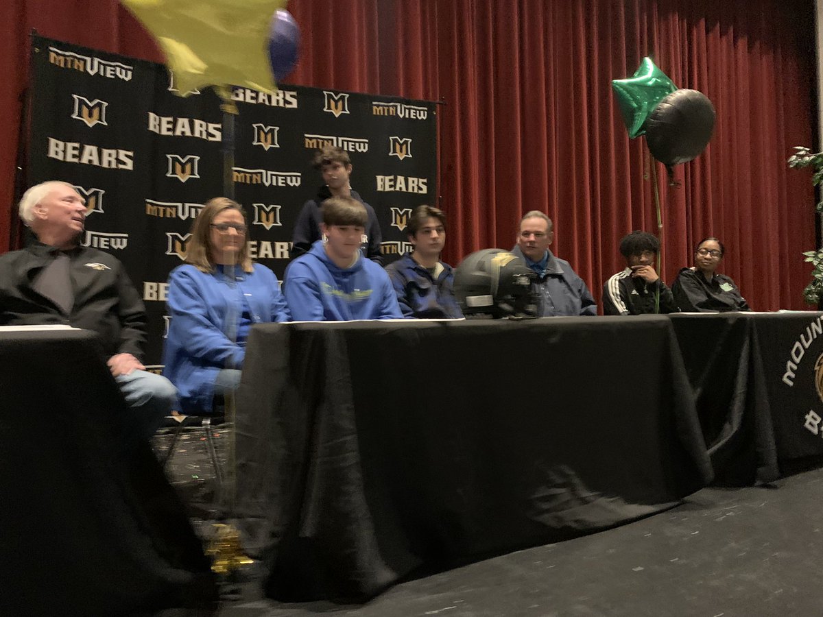 MVFootballBears's tweet photo. It’s official!
Signing Day ‘22  
Great day to be a Bear! 🐻 
@RichardHuth8 signs with @LWCFootball 
@Danieloleary52 signs with @MarsHill_FB
@seanreese2022 signs with @HerdFB

#Beardown https://t.co/ZPC28exTPz