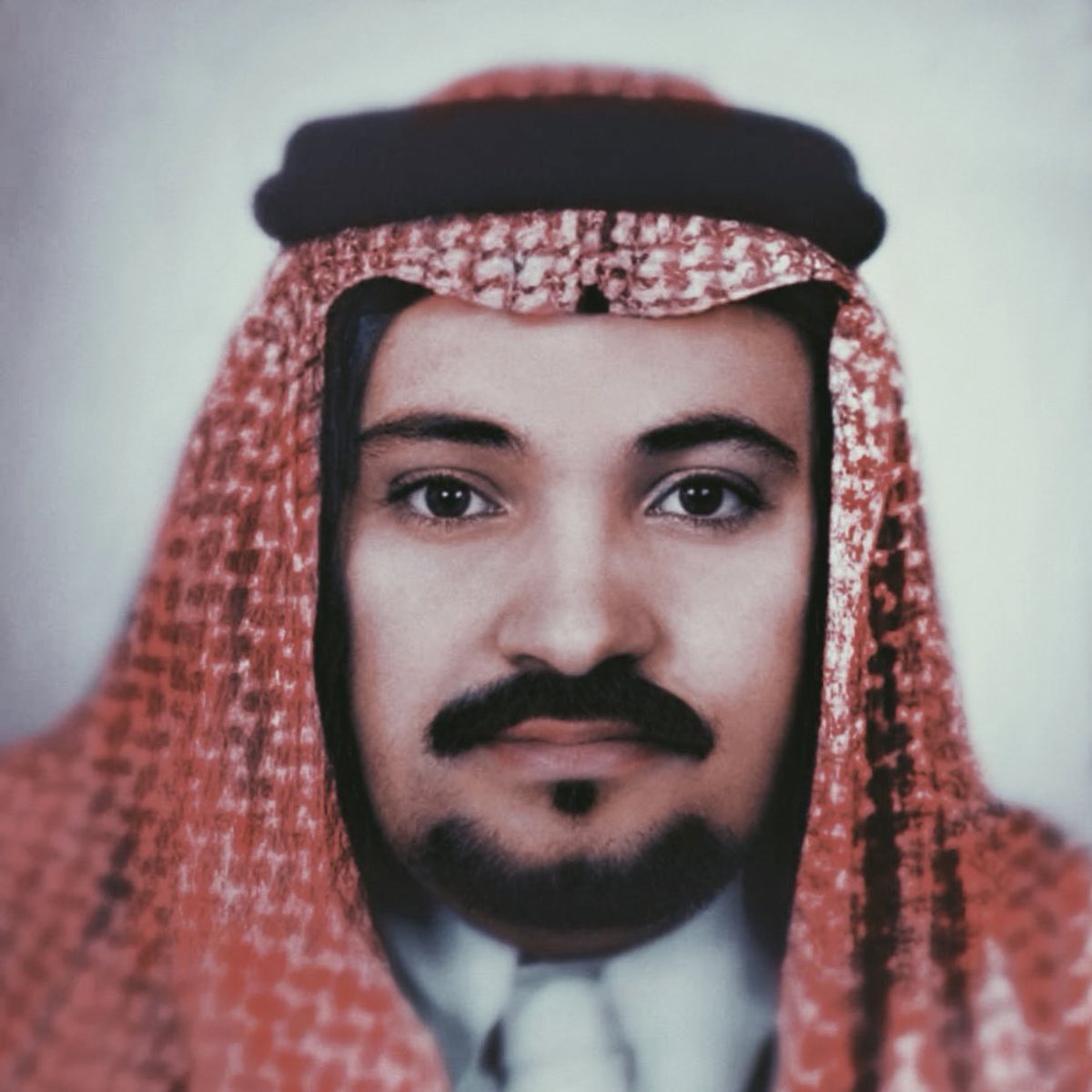 Naif_Sagdi's tweet photo. سعادة الأمير / نائف بن سجدي بن #مناحي_الهيضل (١٣٦٥-١٤١٥هـ):

- أول محافظ من حمولة الهياضلة.

- محافظ حوطة بني تميم ١٤٠٥-١٤١٢هـ.

- محافظ حريملاء ١٤١٢-١٤١٥هـ.

قال فيه حمود ابن النجدية:
شيخنا عزّ الرفيق وضدّ ضدّهْ
شيخ #برقا في المناويخ وذراها…

#موروث_عتيبه #ذوي_حجاب #الهيضل https://t.co/IRvPKcpoSY