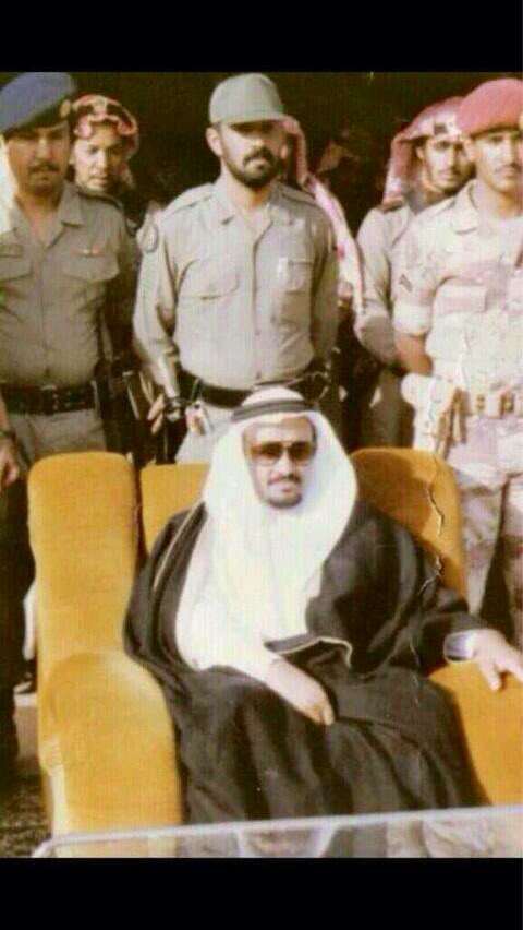 Naif_Sagdi's tweet photo. سعادة الأمير / نائف بن سجدي بن #مناحي_الهيضل (١٣٦٥-١٤١٥هـ):

- أول محافظ من حمولة الهياضلة.

- محافظ حوطة بني تميم ١٤٠٥-١٤١٢هـ.

- محافظ حريملاء ١٤١٢-١٤١٥هـ.

قال فيه حمود ابن النجدية:
شيخنا عزّ الرفيق وضدّ ضدّهْ
شيخ #برقا في المناويخ وذراها…

#موروث_عتيبه #ذوي_حجاب #الهيضل https://t.co/IRvPKcpoSY