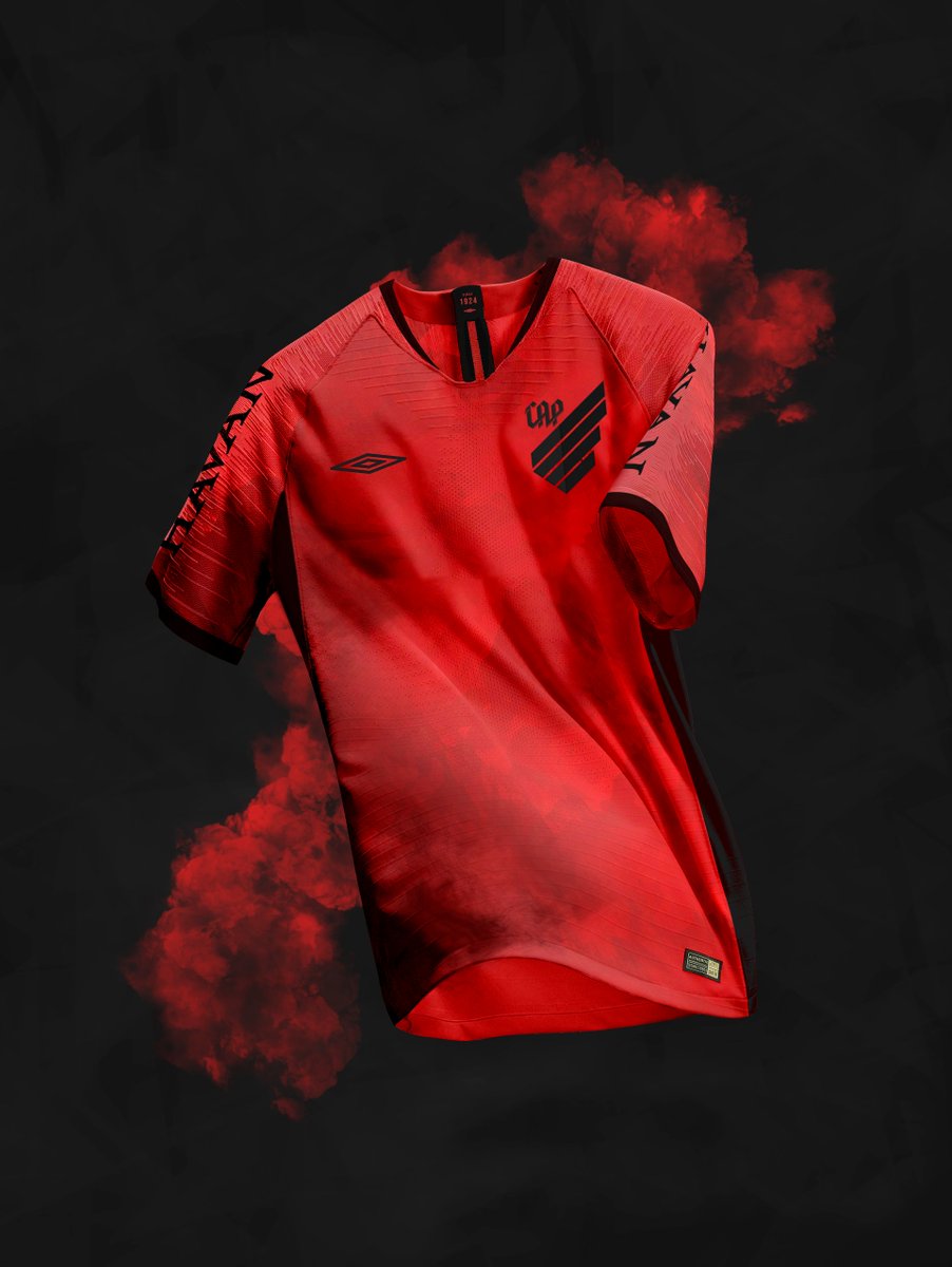 PabloFedatto's tweet photo. Uma opinião (talvez impopular) para nossas camisas no futuro:

Não vejo como manter as faixas diagonais da camisa a longo prazo (Também não vejo necessidade), Acredito que o caminho é usar o preto nos detalhes. Esse modelo criei como homenagem às rua de fogo e a festa da torcida! https://t.co/wlo5No7y1U