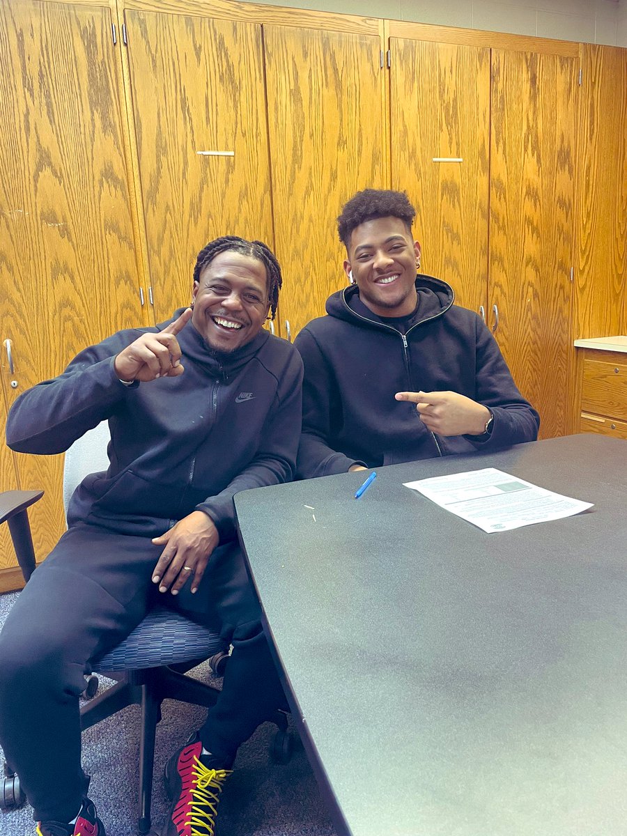 SinqueTurner's tweet photo. Congratulations To Kenwood Academy’s 2022 DE Mario Grayer @Lockdownrio on signing his NLI to Fullerton College @FullColl_FB 

S/o to Coach Griffin @MrGriffin22 and Coach Austin @coachphilaustin for extending this great opportunity to Mr. Grayer #HorsePower #BrickByBrick https://t.co/cwkHVOoRI7