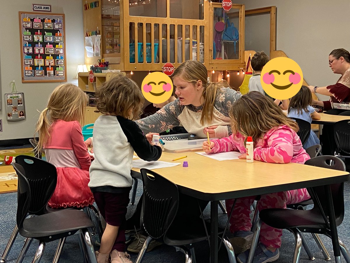 nichole_dew's tweet photo. Miss Sydnee works with her preschoolers on the #6. #TeachingProfessions @MaryvilleECC @NWTechSchool https://t.co/ynMy4rUSxG