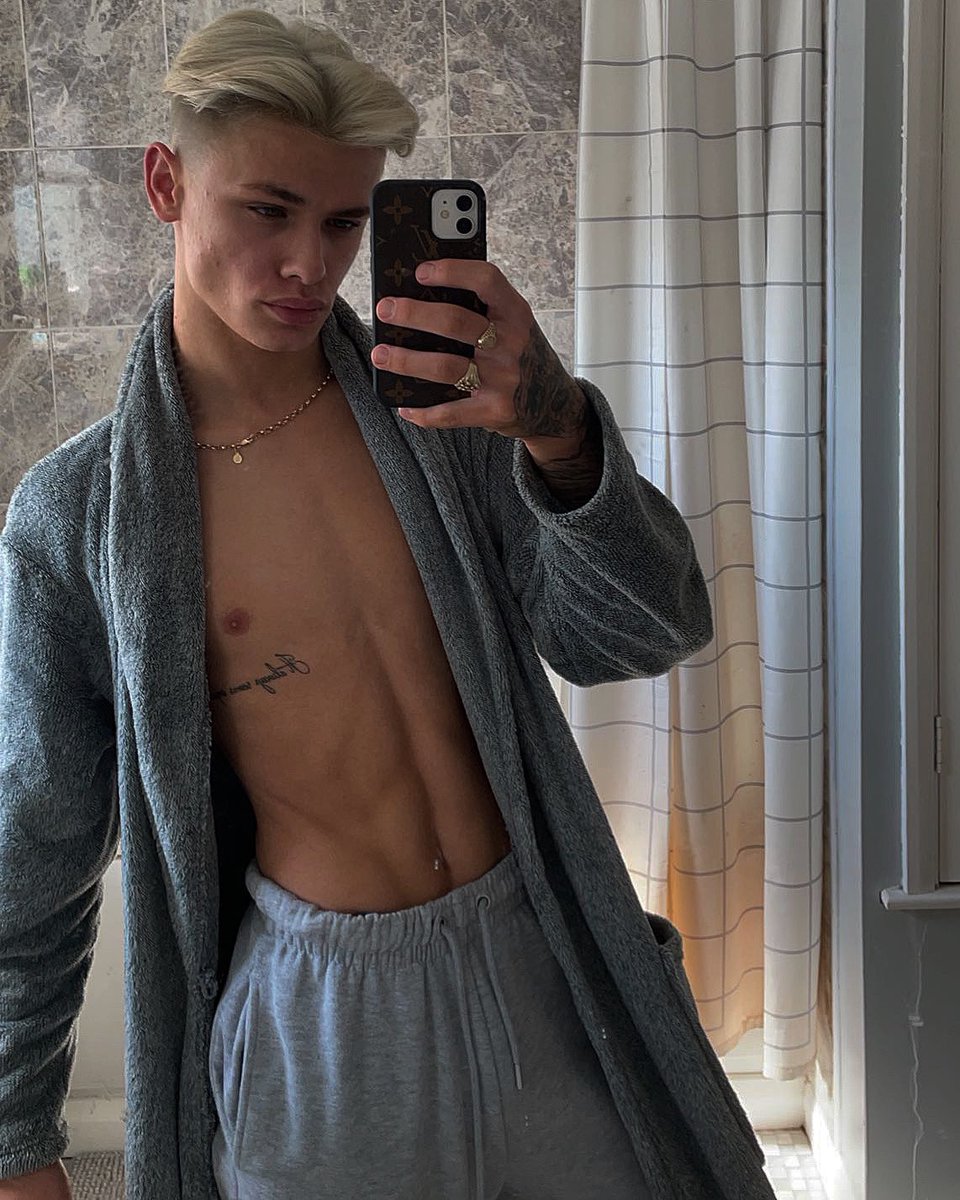 tattooedtwink69's tweet photo. Evening all😈 https://t.co/4pfPziHvSM