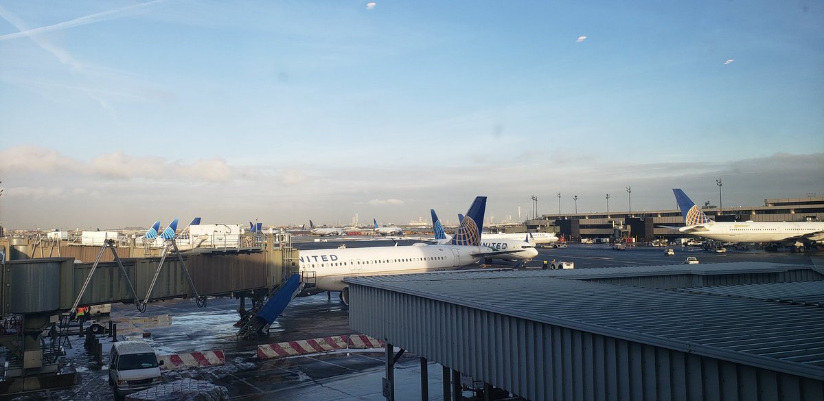 GammaGent's tweet photo. @united the view today walking between the UNITEDCLUB@upperLevel near gates 74/90 and walking to gate 121...EWR2LAXUA2674 https://t.co/5Ac9cpPRog
