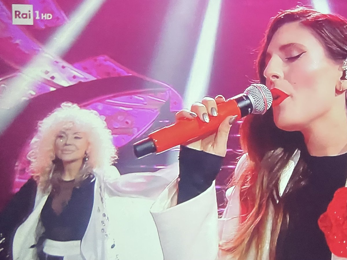 Loro sul podio! 💣 #Sanremo2022 #sanremo22 <a href="/ditonellapiaga/">ditonellapiaga</a> #donatellarettore