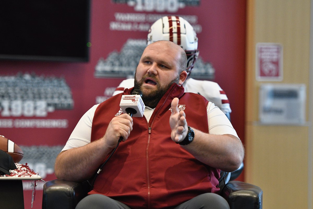 UMassFootball's tweet photo. Miss the #NSD22 show? Link below 👇👇👇👇

🔗https://t.co/OaptCGLJL8

#MassAppeal22
#NSD22 x #Flagship 🚩 https://t.co/gdRgVdqHfX