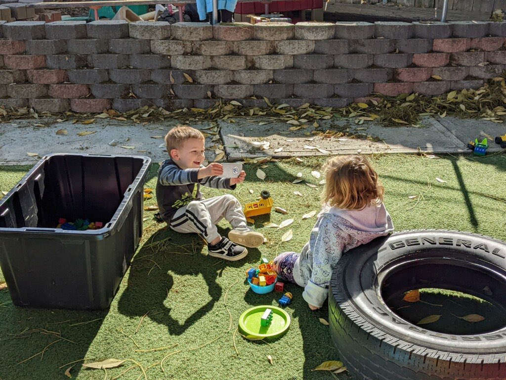kacihoxsie's tweet photo. pls look at these pictures of my nephew being this little girl’s hype man…literally getting all the angles<3 https://t.co/DnFhMklQCl
