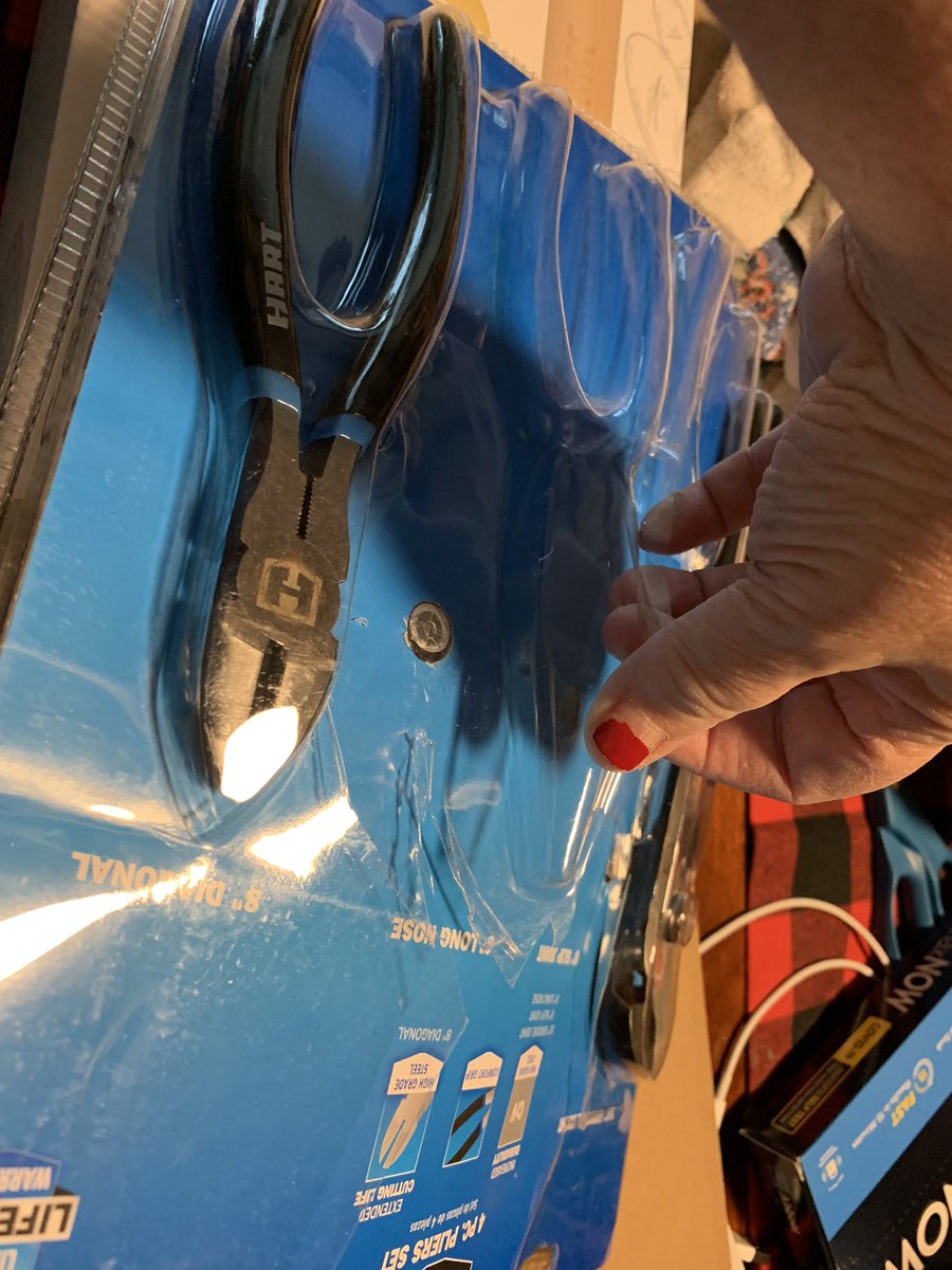 DrBex_12's tweet image. @harttoolsusa Pls explain how to safely remove these tools without slicing your hand.  My son gave me these so I would quit using his but doubt he expected an act of God to open #unsafe #DoitwithHart