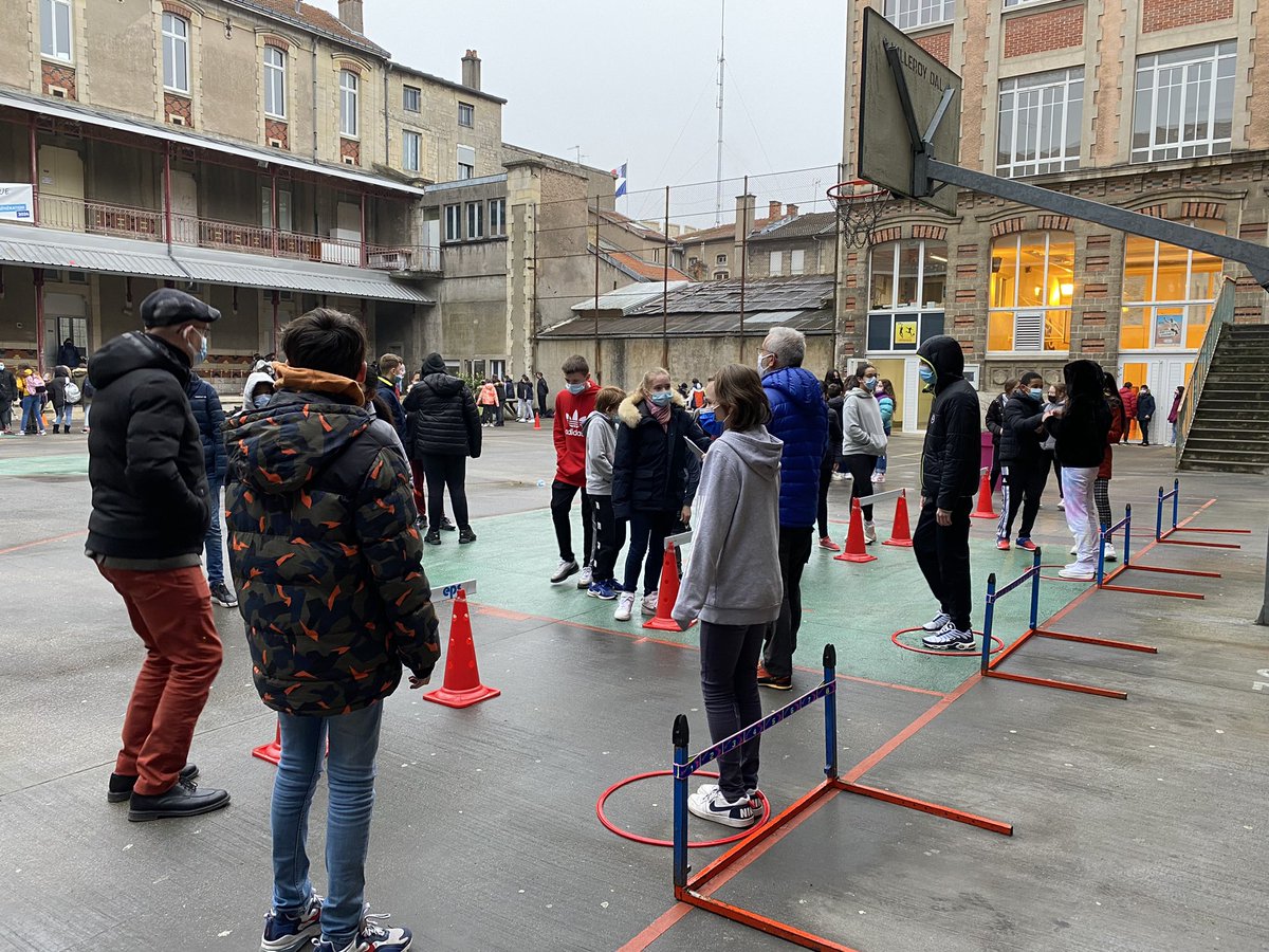 De nombreuses activités proposées à tous nos élèves à l’occasion de la semaine olympique et paralympique! Merci aux professeurs pour l’organisation et aux élèves pour leur participation par classe à tous les challenges ! Un grand bravo !