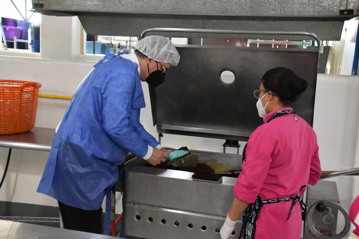 m_ebrard's tweet photo. Vine a visitar Gurrumina en Puebla, empresa de mujeres que producen moles y salsas fuera de serie. Dolores Zavala es su fundadora y directora. Vamos a ayudarles a exportar. https://t.co/Imbr4TmYWt
