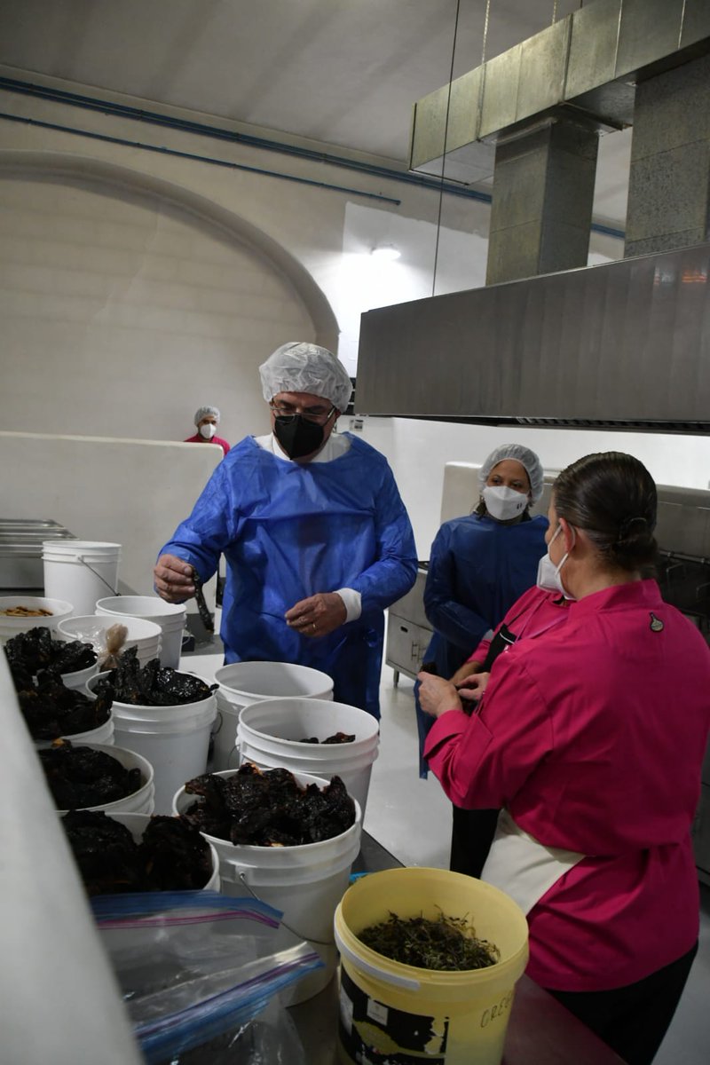 m_ebrard's tweet photo. Vine a visitar Gurrumina en Puebla, empresa de mujeres que producen moles y salsas fuera de serie. Dolores Zavala es su fundadora y directora. Vamos a ayudarles a exportar. https://t.co/Imbr4TmYWt