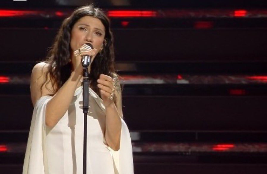 “E io sarò
Quell’istante che ti porterà
Una piccola felicità
Quella stupida voglia di vivere
Sempre”

ELISA È UN ANGELO 🤍 #Sanremo2022